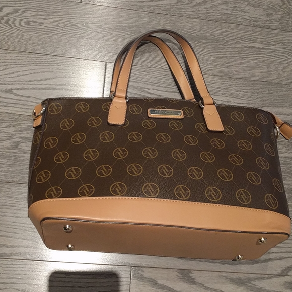 Beautiful tote by Adrianna Vittadini 🍀🍀 - Picture 7 of 8